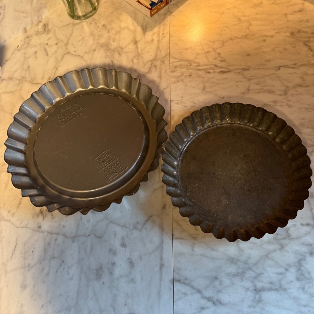 2 Round Vintage Pie Tart Quiche Flan Torte Pans Sizes Pictured GUC Dunkan Hines